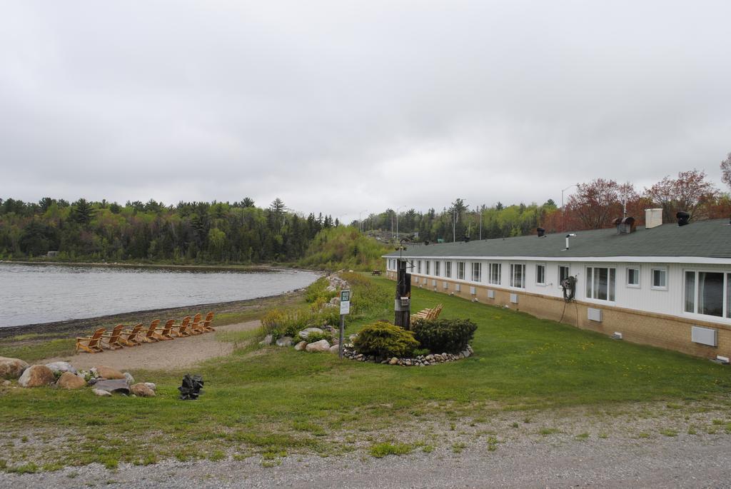 Carolyn Beach Inn Thessalon Kültér fotó