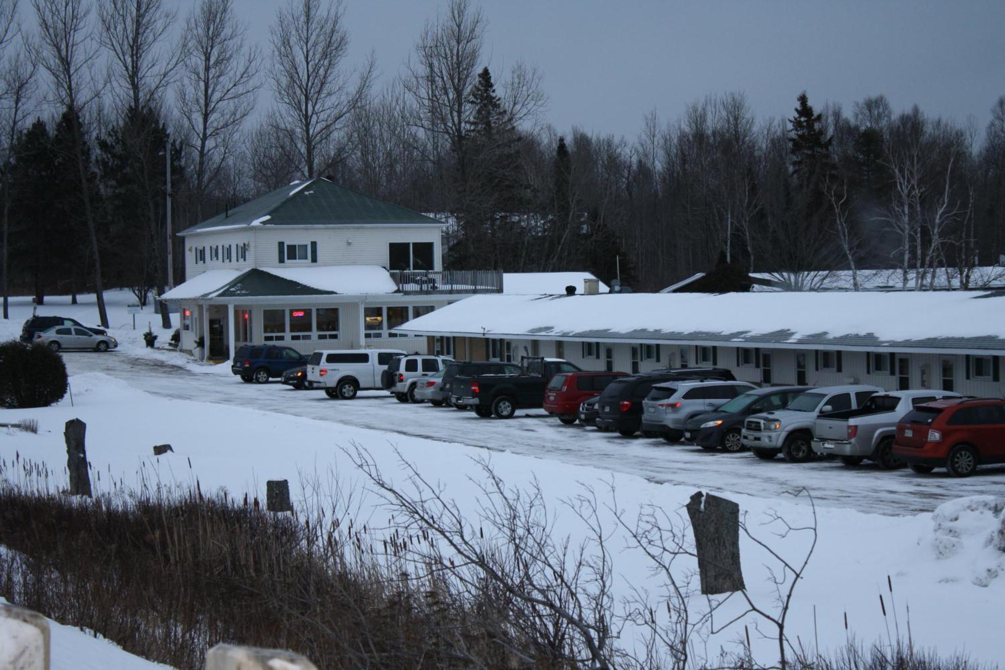Carolyn Beach Inn Thessalon Kültér fotó