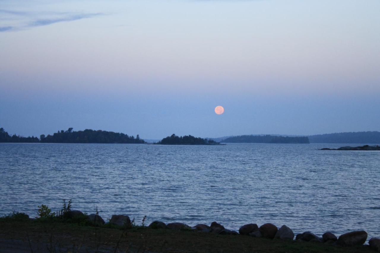 Carolyn Beach Inn Thessalon Kültér fotó